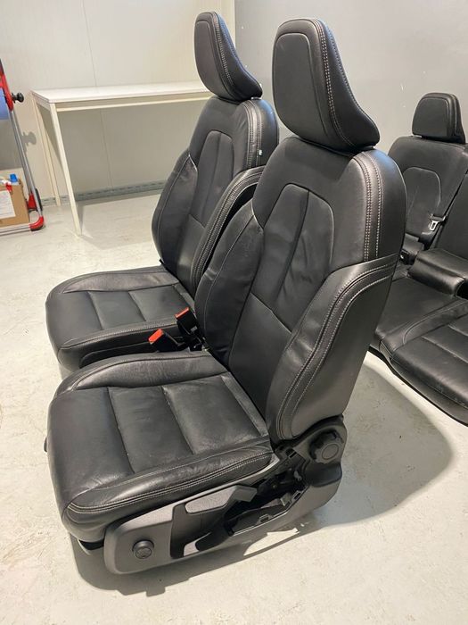 Interior cu incalzire in scaune fata VOLVO XC40 2018+