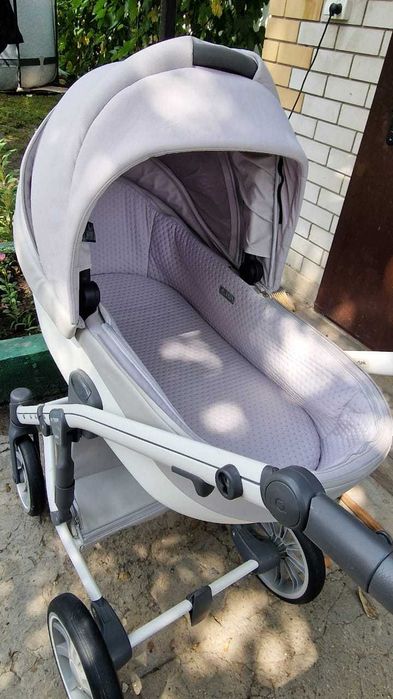 Продам детскую коляску 3в 1