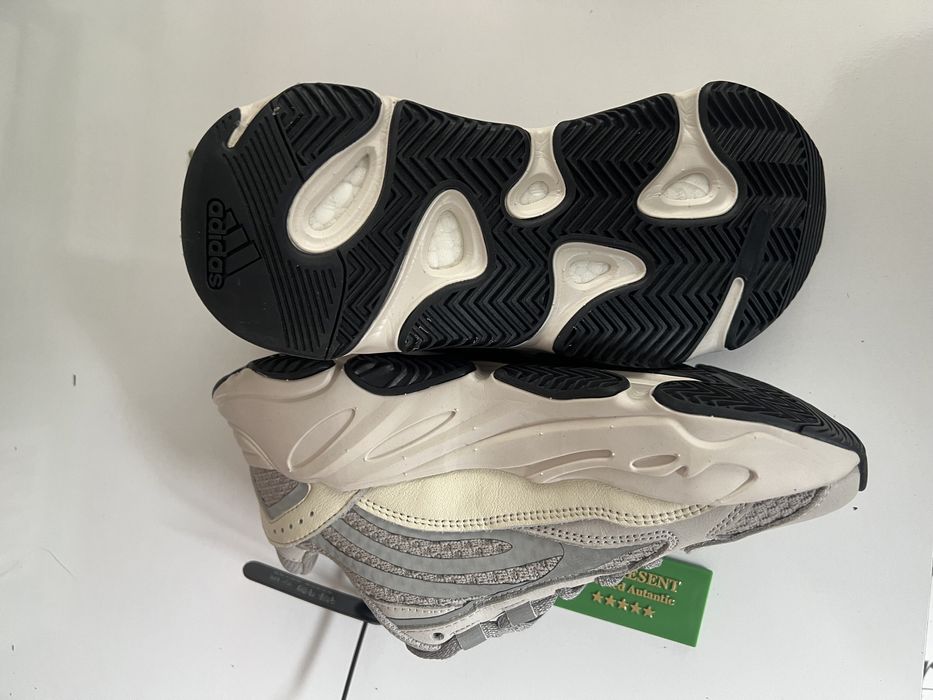 Adidasi Yezzy Boots 700 v2