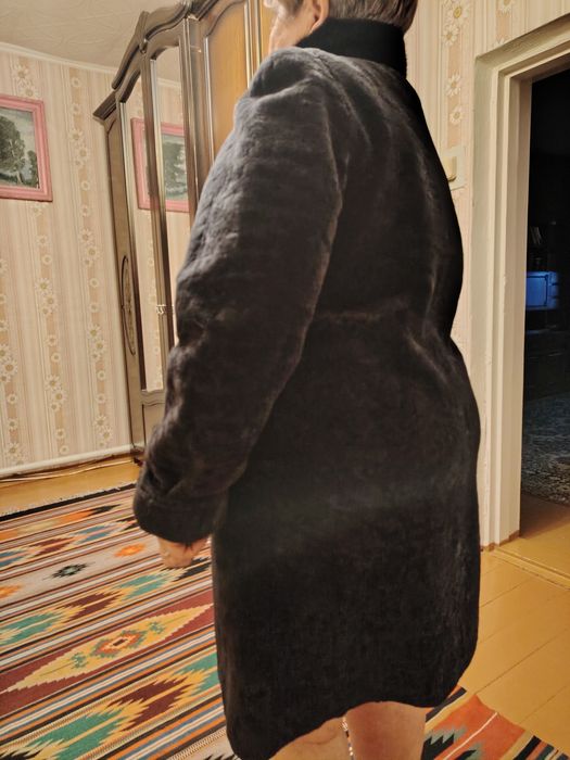 Шуба до колен чёрная