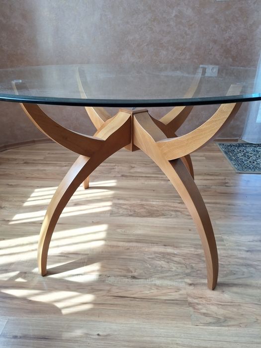 Маса и четири стола.