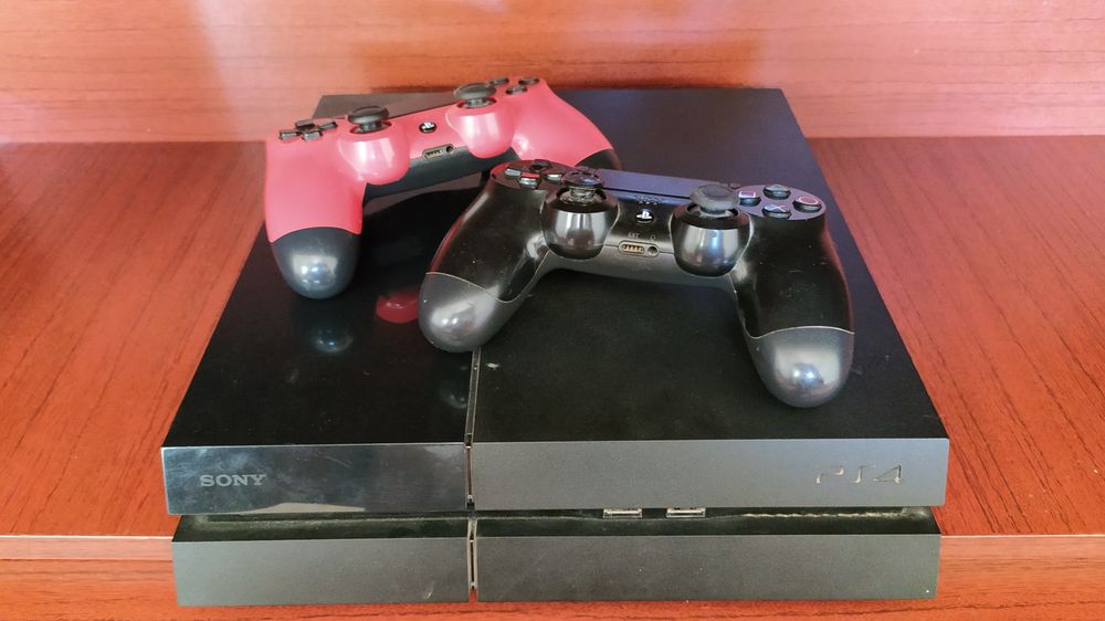 Play station 4 (PS4)