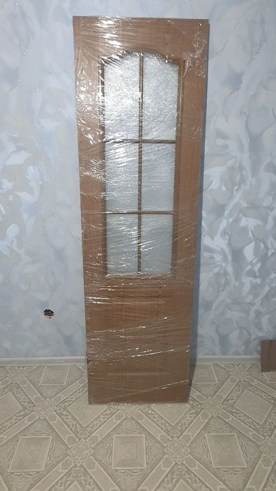 Дверь новая из дерева