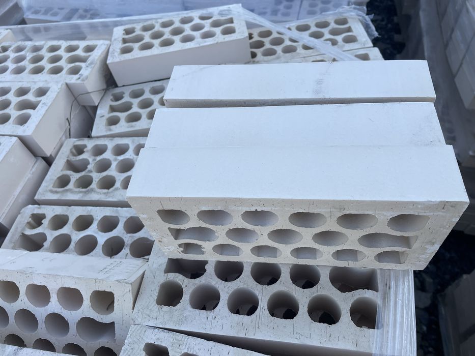 Vand caramida aparenta-si placute klinker.