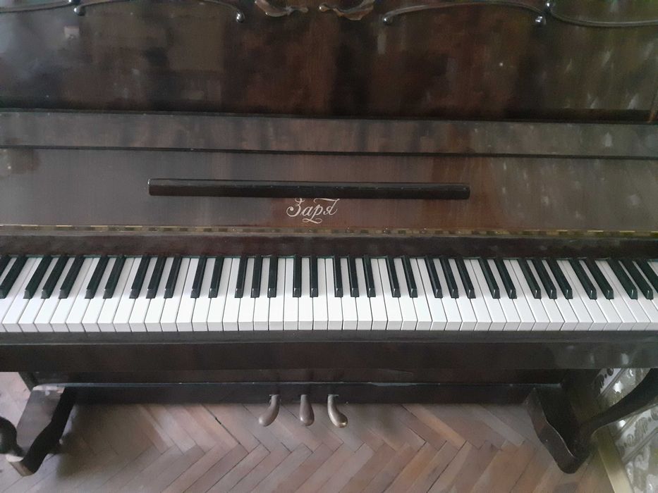 Руско пиано Заря