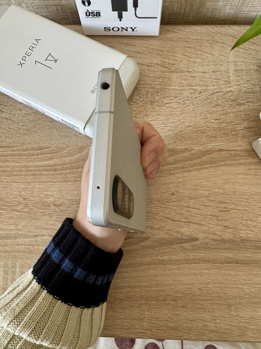 SONY Xperia 1 V, Зарядно, 2 калъфа и протектори