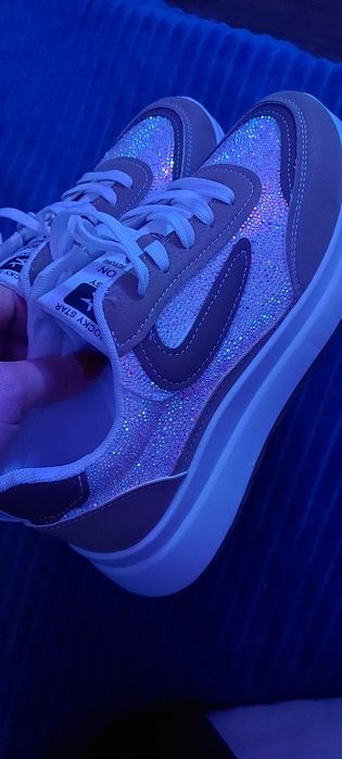 Продам кросовки новые