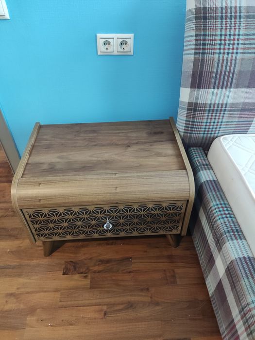 Продам спальный гарнитур (трюмо, комод и две тумбы)