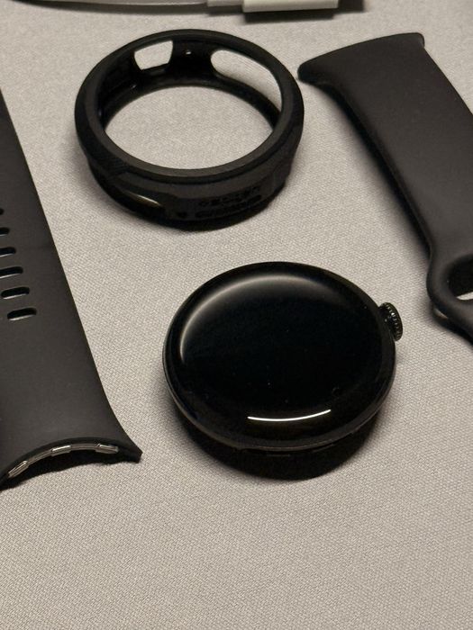 Google pixel watch 2 със допълнителни аксесоари
