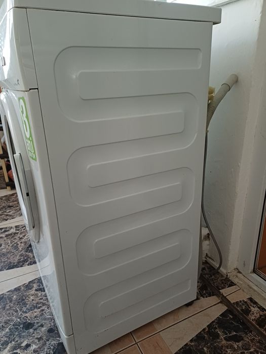 Mașină de spălat și televizor.