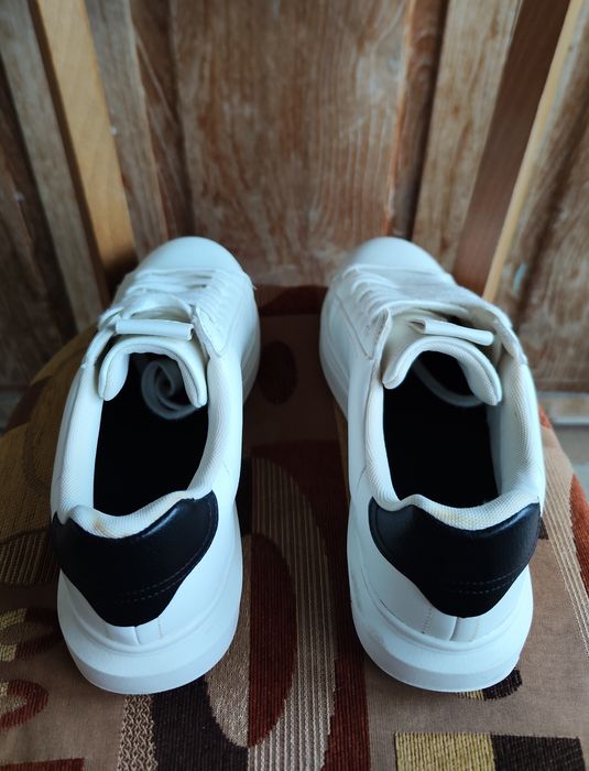 Бели маратонки - Pull & Bear