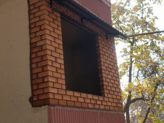 Установка  козырьков  над  окнами .Бельевые ролики  .