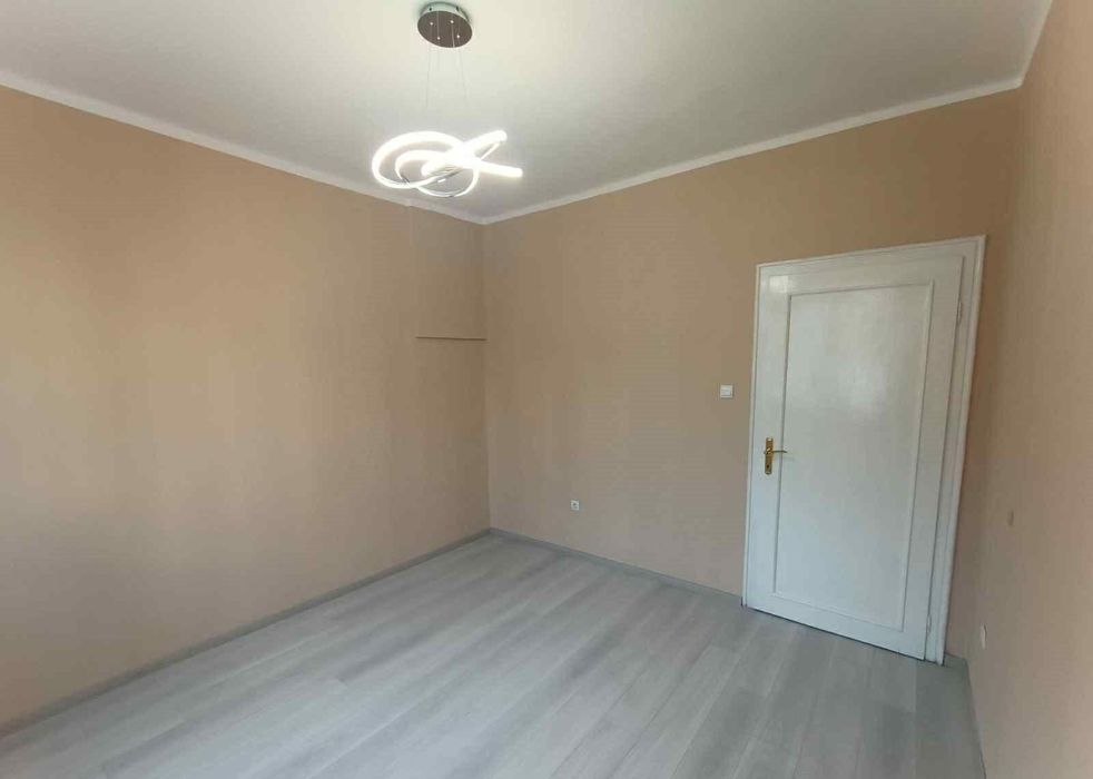 Дава се под наем Двустаен апартамент в София, Център - 75 кв.м за 747.66 € - Снимка #2