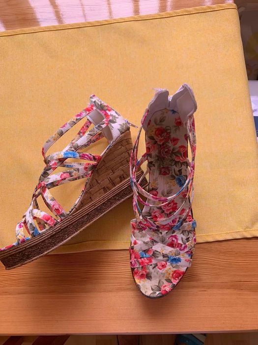 Цветни летни сандали с платформи