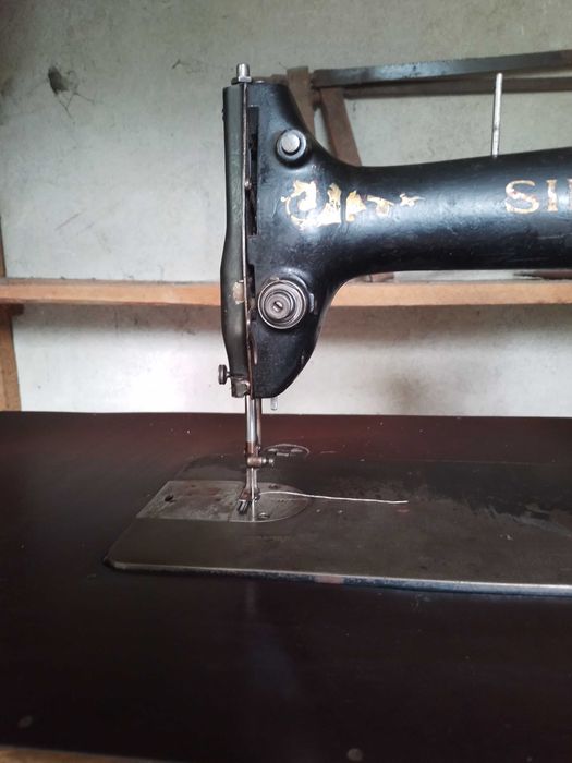 Продава се старинна,работеща, крачна шевна машина СИНГЕР модел 31К15