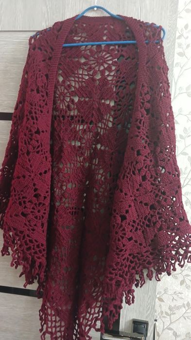Вязаная шаль цвет бордовый