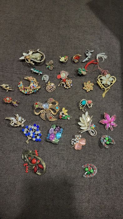 Vând set de 29 brose/mărțișoare