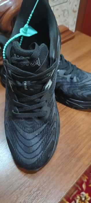 Продам мужские кроссовки