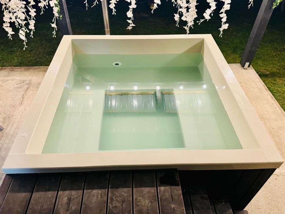 Ciubar și piscina din polipropilena la comanda, bănci din lemn sau PP