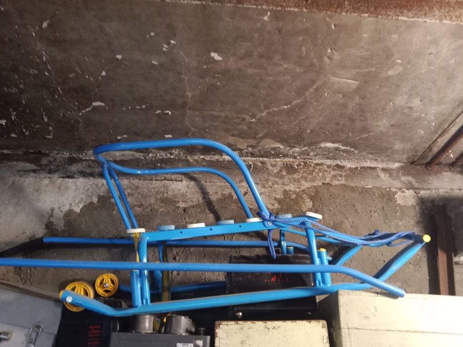 Продам зимние сани детские в хорошем состоянии.