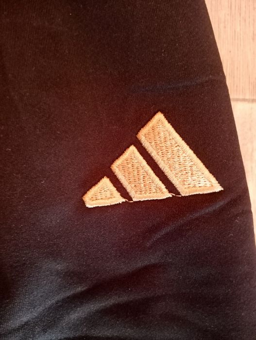 Продается спортивный костюм