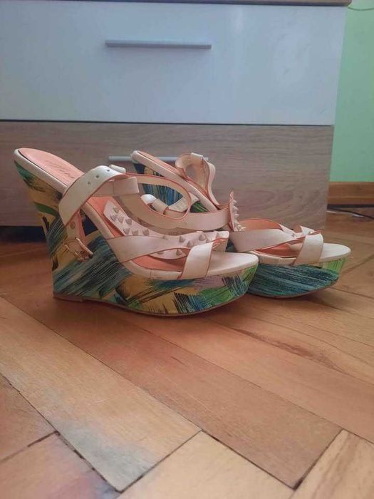 Цветни токчета на платформа 39