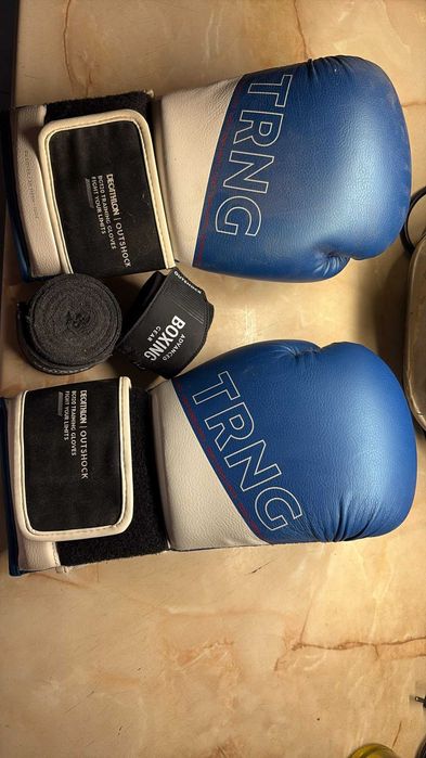 Set box Decathlon Outshock  100 – Sac de box gonflabil autoportant + mănuși 12 oz + bandaje