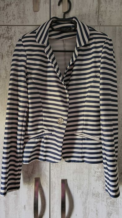 Vând sacou in dungi