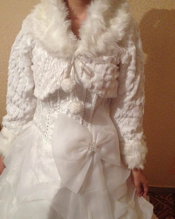 Продам свадебное платье и шубы