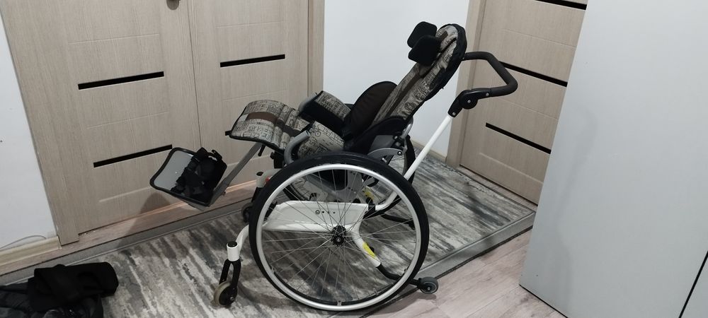 Коляска для детей и подростков