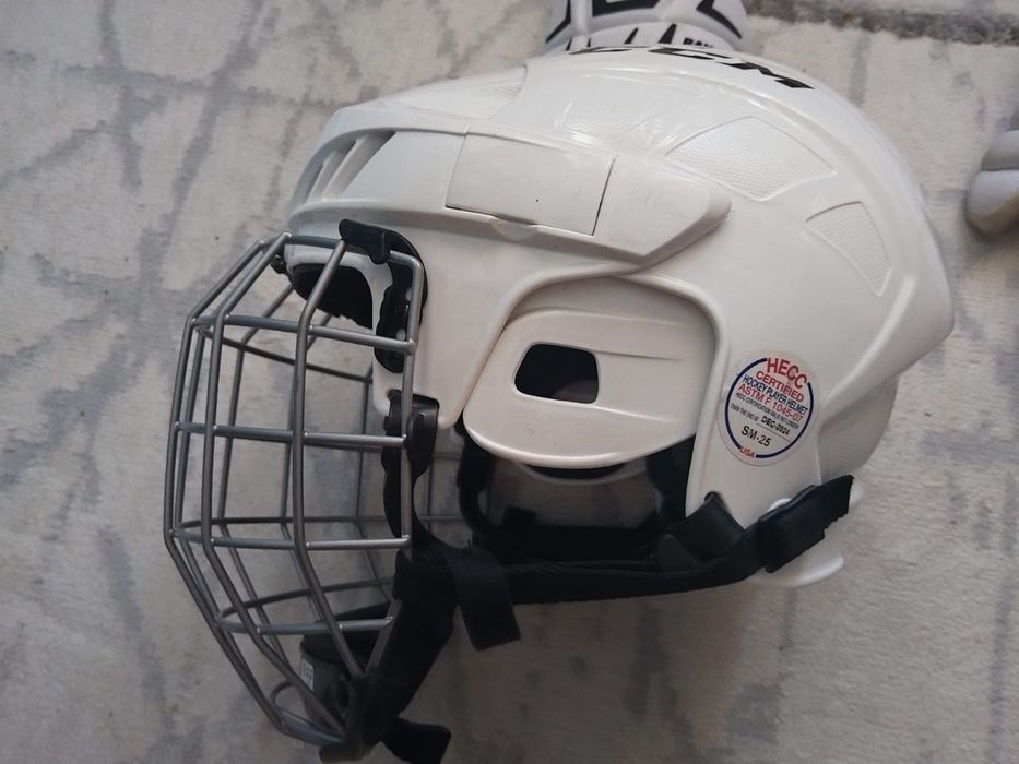 Хоккейный шлем с перчатками