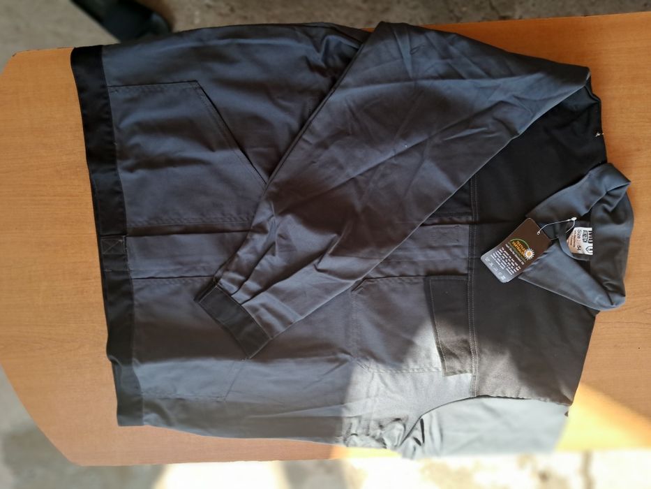 Vând jaketa de lucru marimea 54 nouă