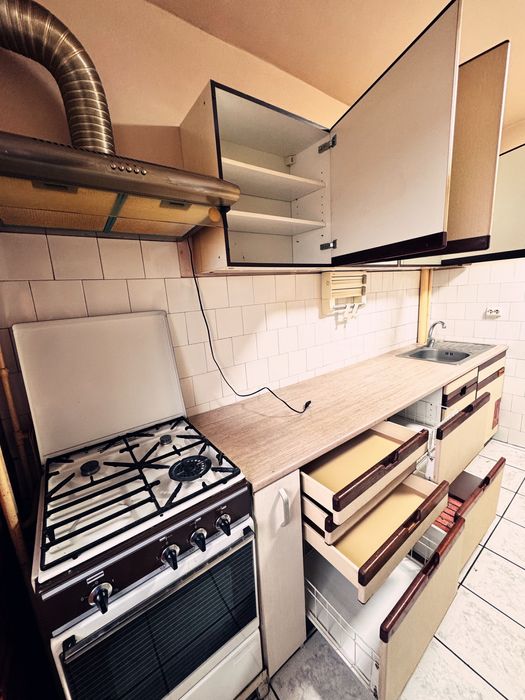 Vând mobilă de bucătărie în stare bună, practică și spațioasă. Lungime totală: 310 cm,  Lungime mobilă: 250 cm , aragaz + hotă (60 cm)