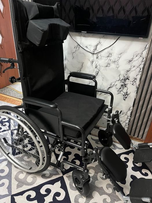 Продам инвалидную кресло-коляску Silver 110
