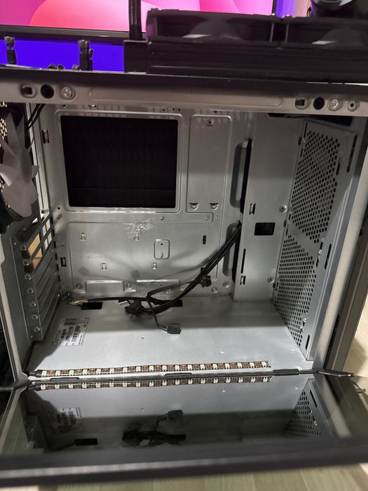Carcasa pc foarte solida si impecabila