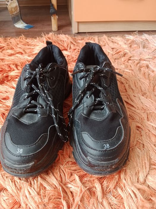 Продам женские кроссовки