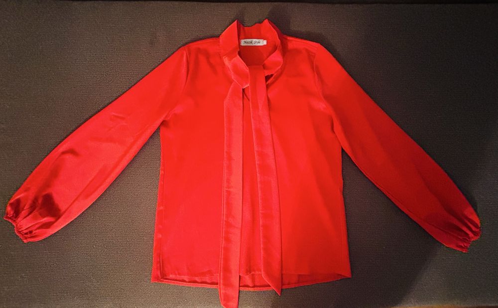Продам красную блузку