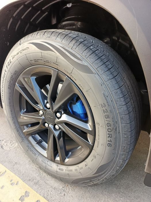 Tracker R16 black piano