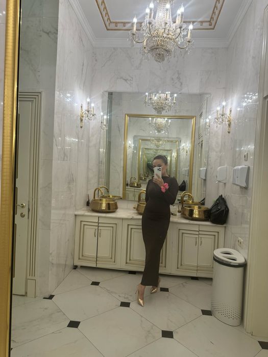 Красивое коричневое платье на корпоратив