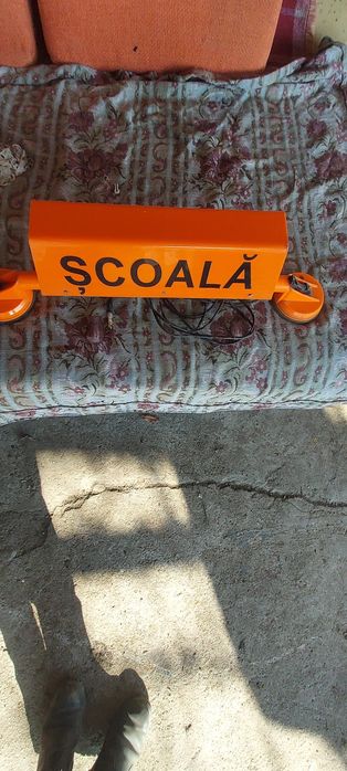 Caseta  cu inscripția scoala