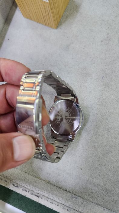 Продам японские кварцевые часы новые CITIZEN .на солнечной батарейке