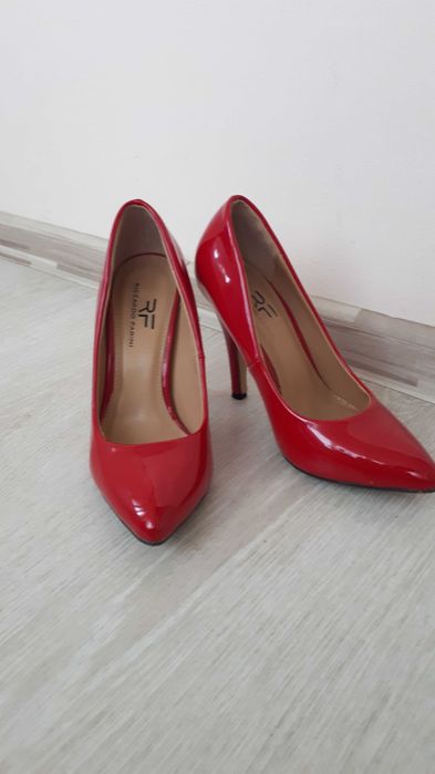 Червени официални обувки