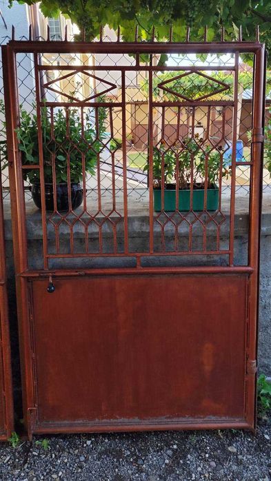 Метална дворна врата, порта.