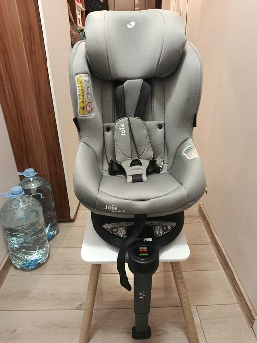 Столче за кола Joie i-Spin 360 в цвят Gray Flannel.