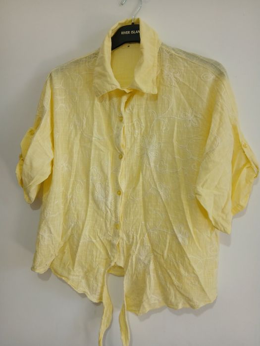 Bluza de vara marimea M pentru fete/femei in stare perfecta
Dimensiuni
- latimea intre umeri 65 cm
- latimea intre axile 55 cm
- circumferinta talie 1