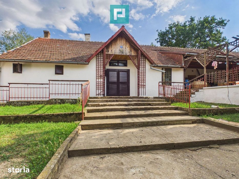 Conac rustic cu 7 camere în Covăsânț și teren 9 ha
