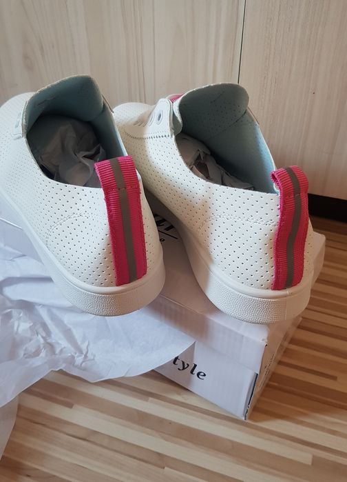 Дамски бели кецове