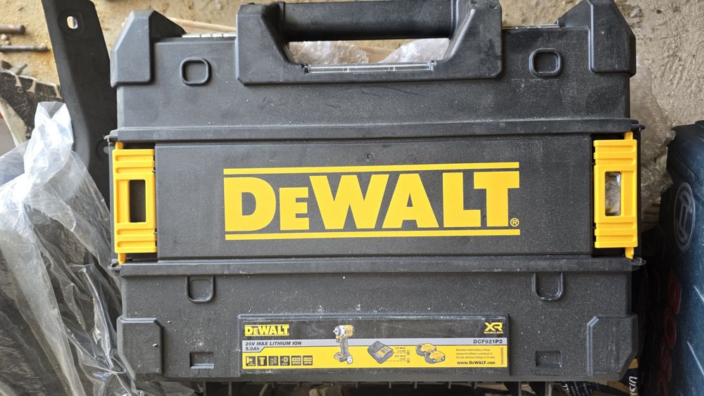 Ударный гайковерт DeWalt