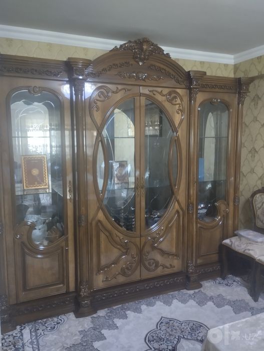 Горка мебель сотилади