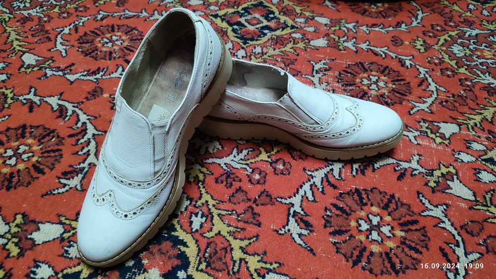 Продам кроссовки, лоферы.